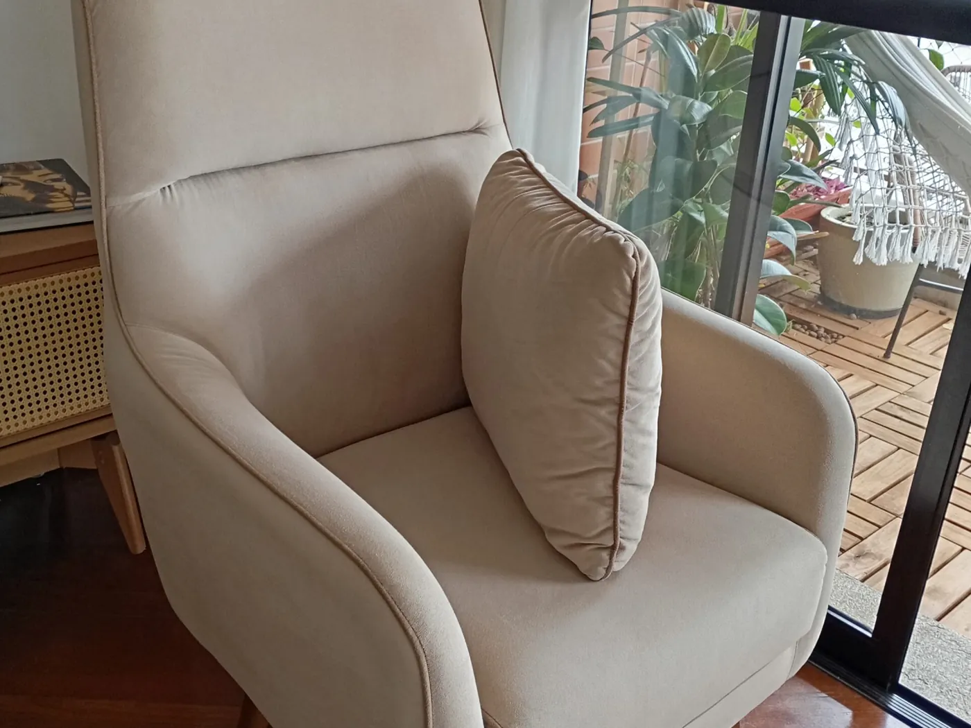A mesma poltrona depois da higienização.